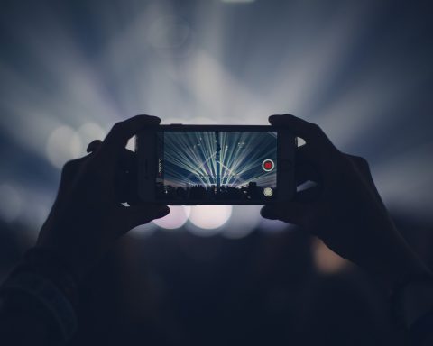 Iemand die een gamingvideo opneemt achter een microfoon en camera