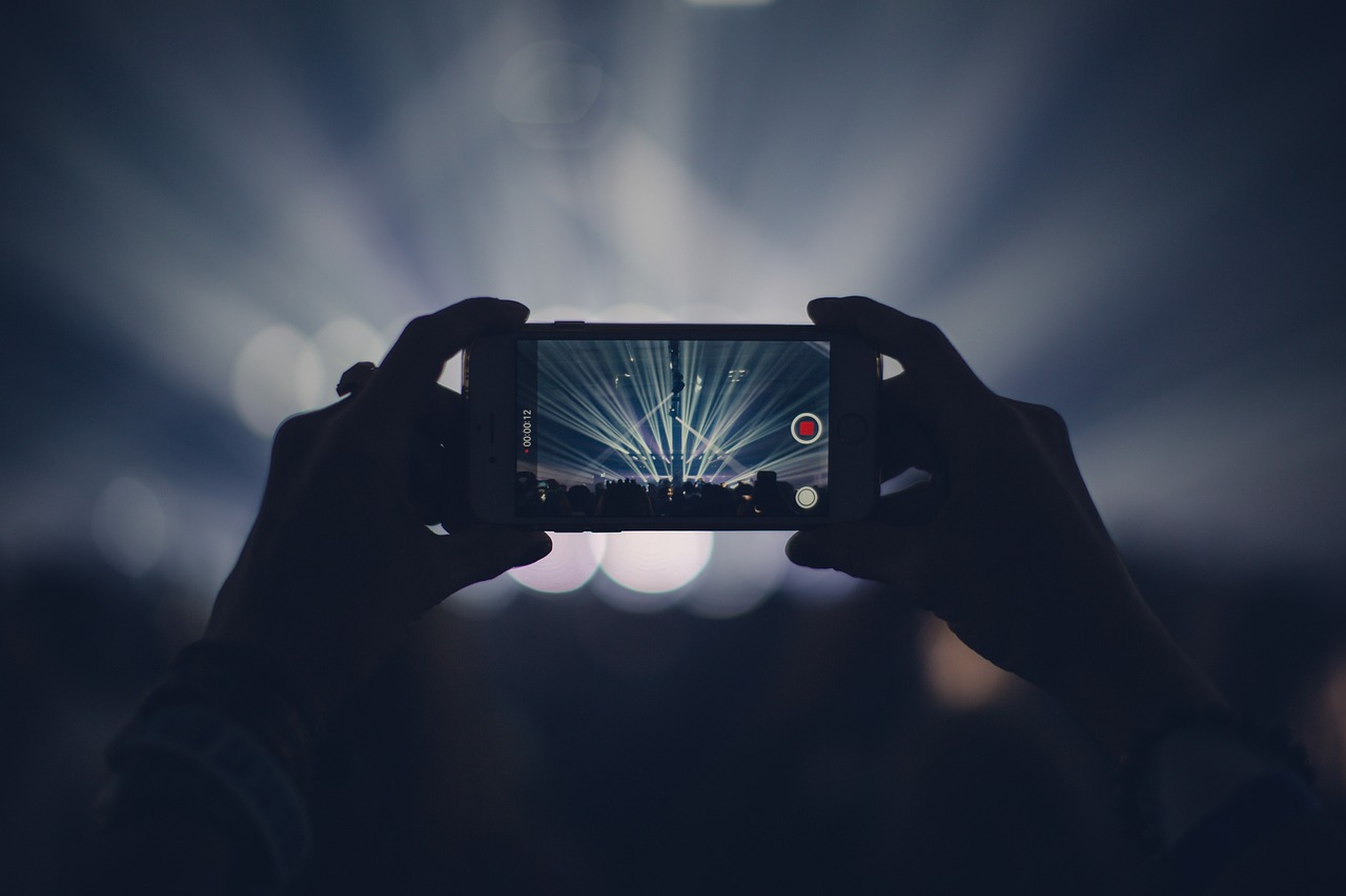 Iemand die een gamingvideo opneemt achter een microfoon en camera