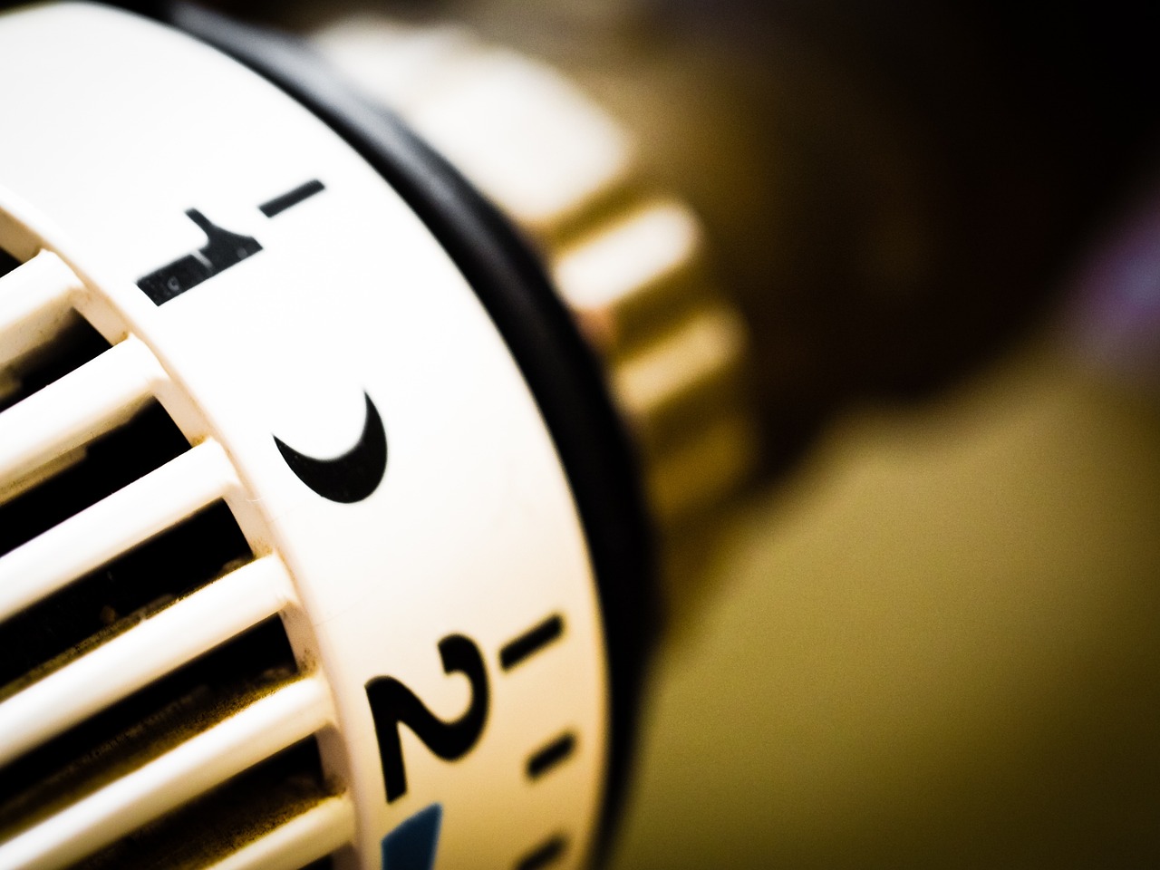 Thermostaat aan de muur met vloerverwarming zichtbaar in een woonkamer