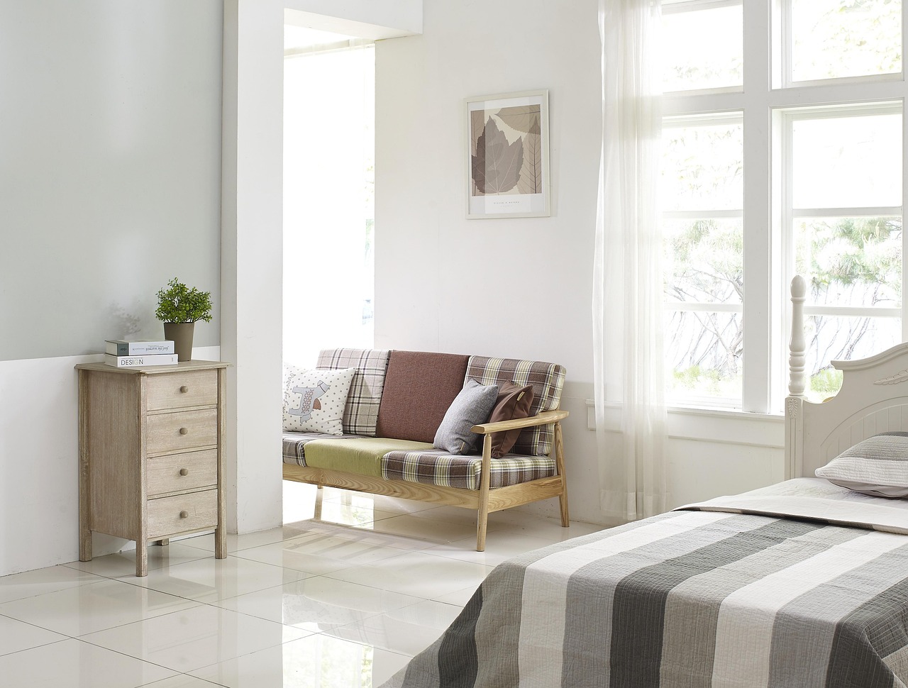 Mobiele airco in een Nederlandse woonkamer tijdens de zomer