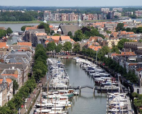 Skyline van Dordrecht met de oude binnenstad en de rivier op de voorgrond