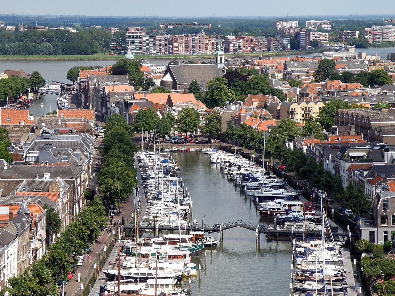 Skyline van Dordrecht met de oude binnenstad en de rivier op de voorgrond
