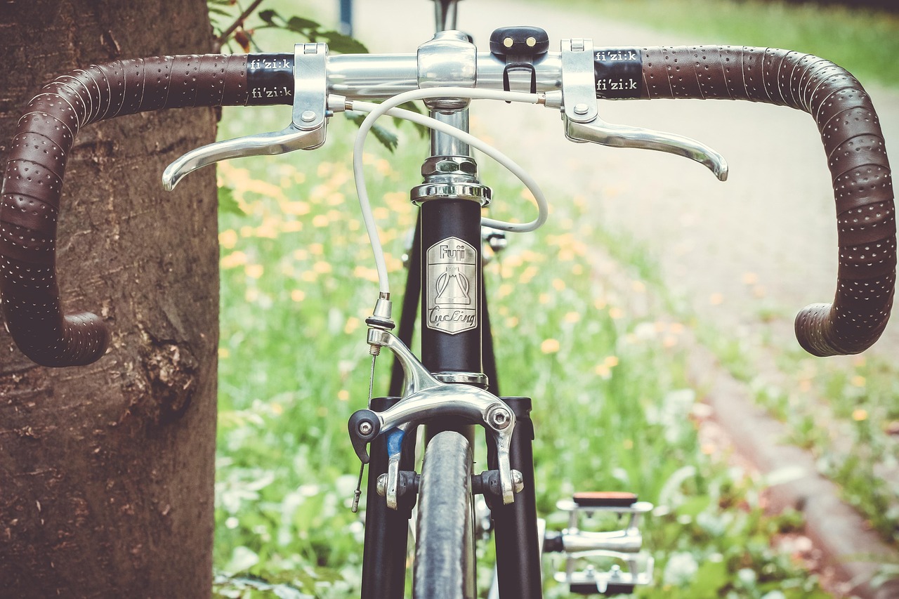 Close-up van een framenummer gestempeld op de onderkant van een fietsframe