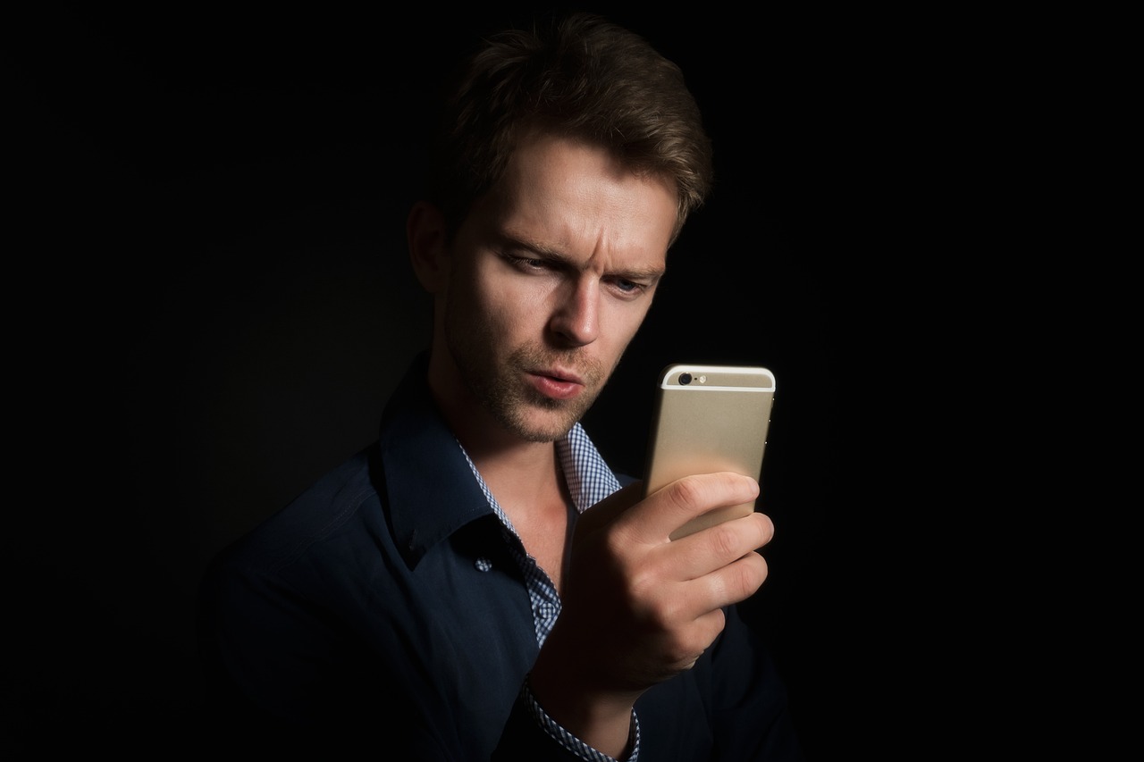 Persoon die een telefoonrekening bekijkt en controleert op onverwachte kosten