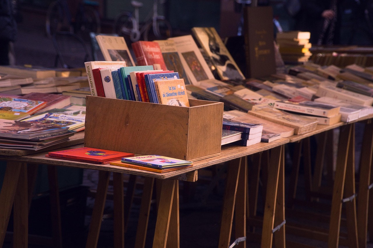 Tweedehands fietsen te koop op een buitenmarkt