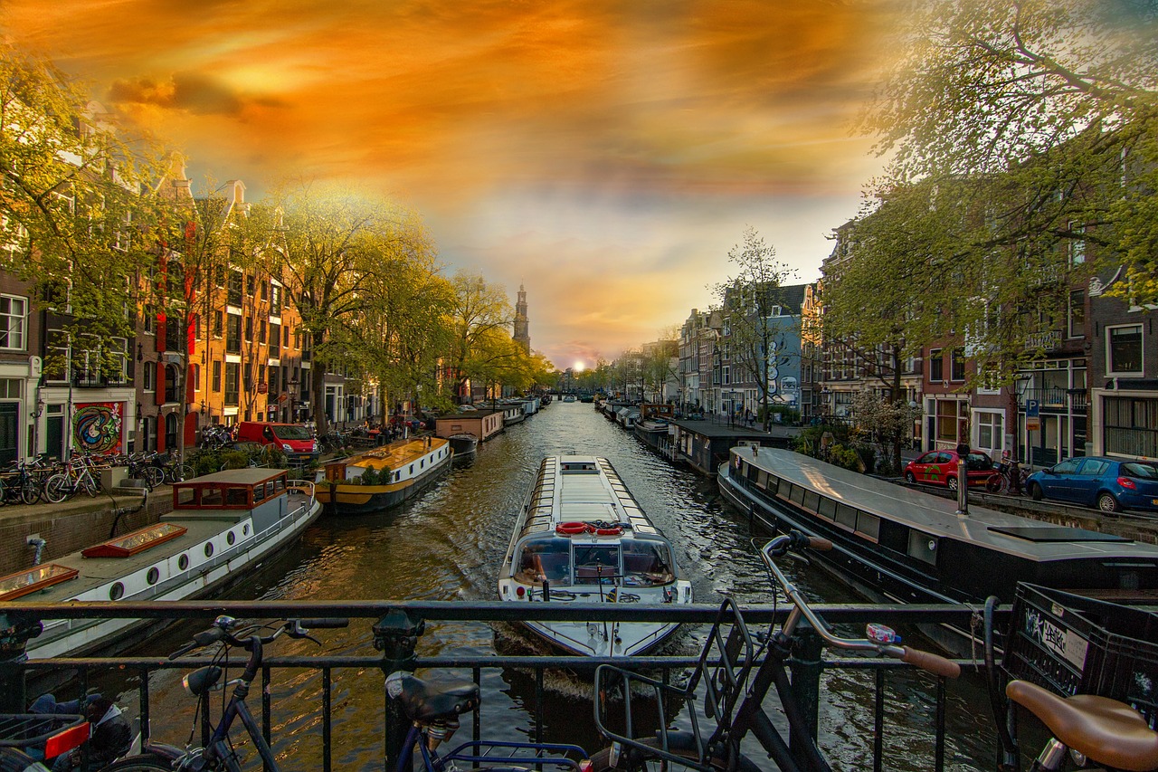 Straatbeeld van een rustige Amsterdamse buurt met karakteristieke herenhuizen en bomenrijen