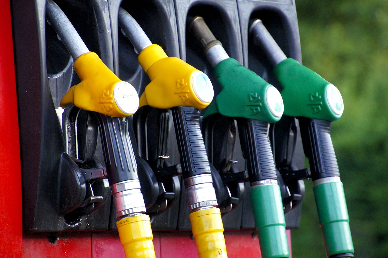 Iemand betaalt met een pas aan een benzinepomp