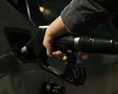 Auto die tankt bij een grensstation in België of Duitsland