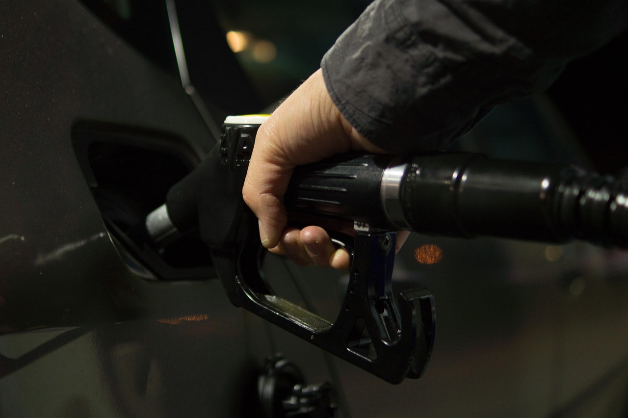 Auto die tankt bij een grensstation in België of Duitsland