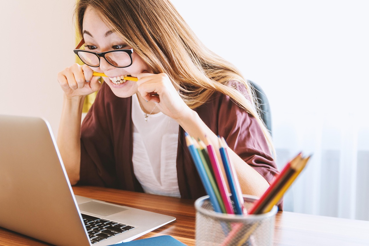 HR-starter bekijkt de eerste loonstrook aan bureau