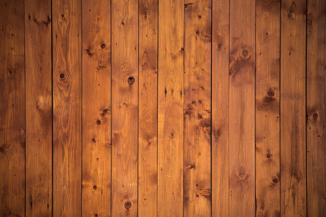 Houten antieke stoel op een vlooienmarkt met zichtbaar houtwerk en patina