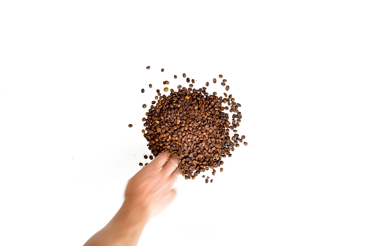 Een horecamedewerker neemt bestellingen op in een café