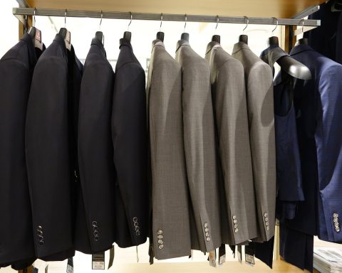 Tweedehands winterjassen hangend in een kringloopwinkel