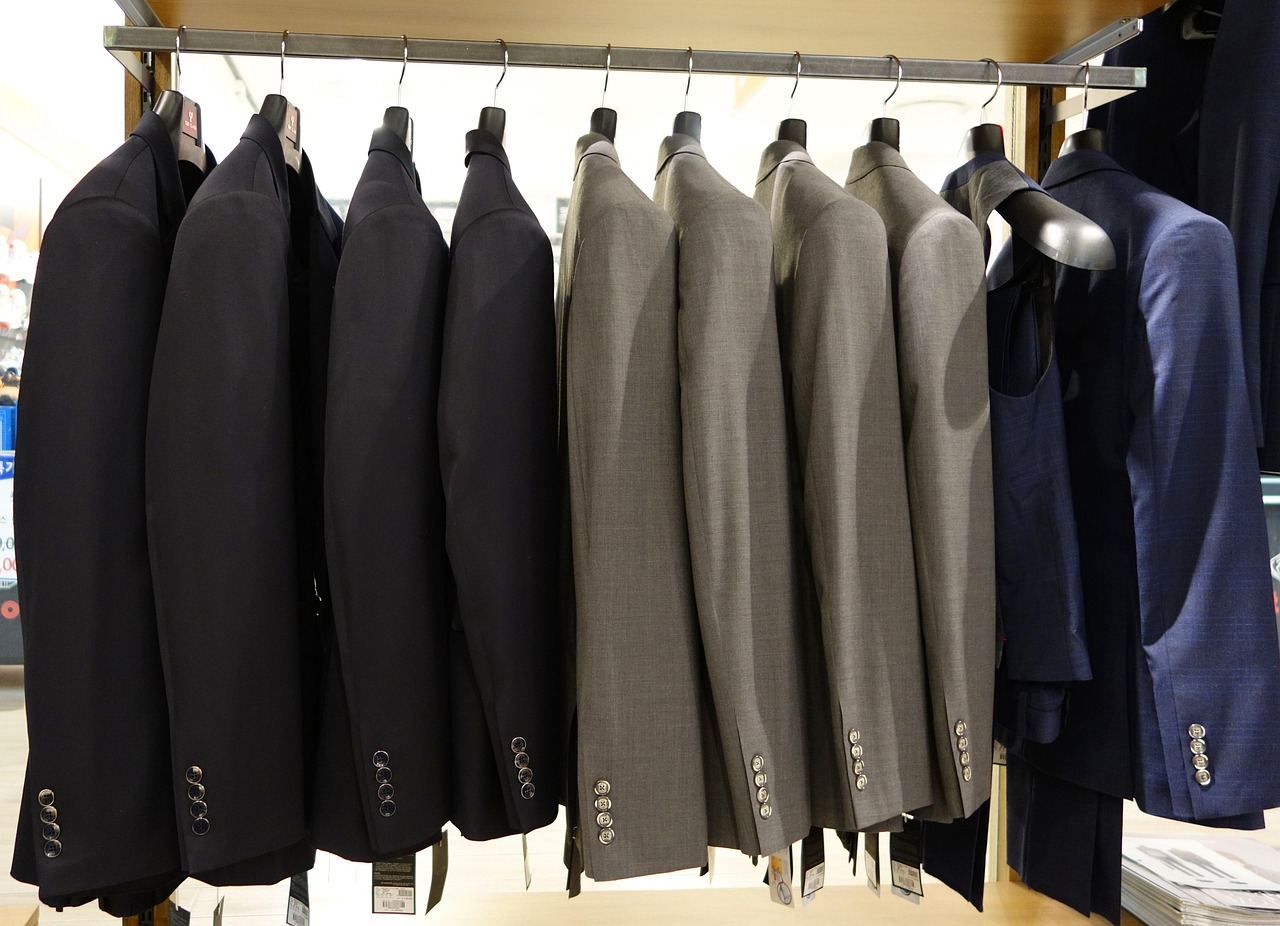 Tweedehands winterjassen hangend in een kringloopwinkel