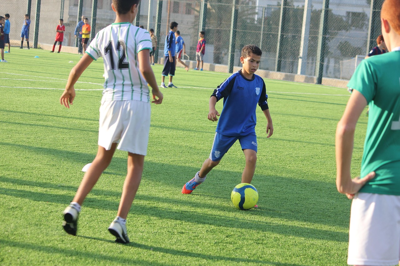 Voetballer in training op een grasveld