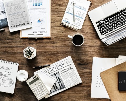Verzekeringsbrief en documenten op een bureau
