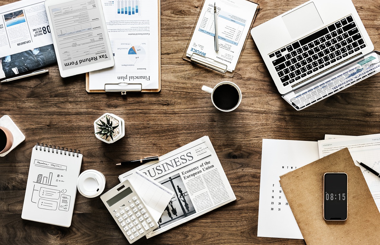Verzekeringsbrief en documenten op een bureau