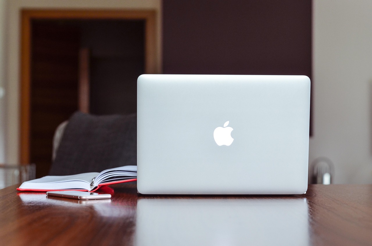 Internetrouter op een bureau thuis, symbool voor provider overstappen