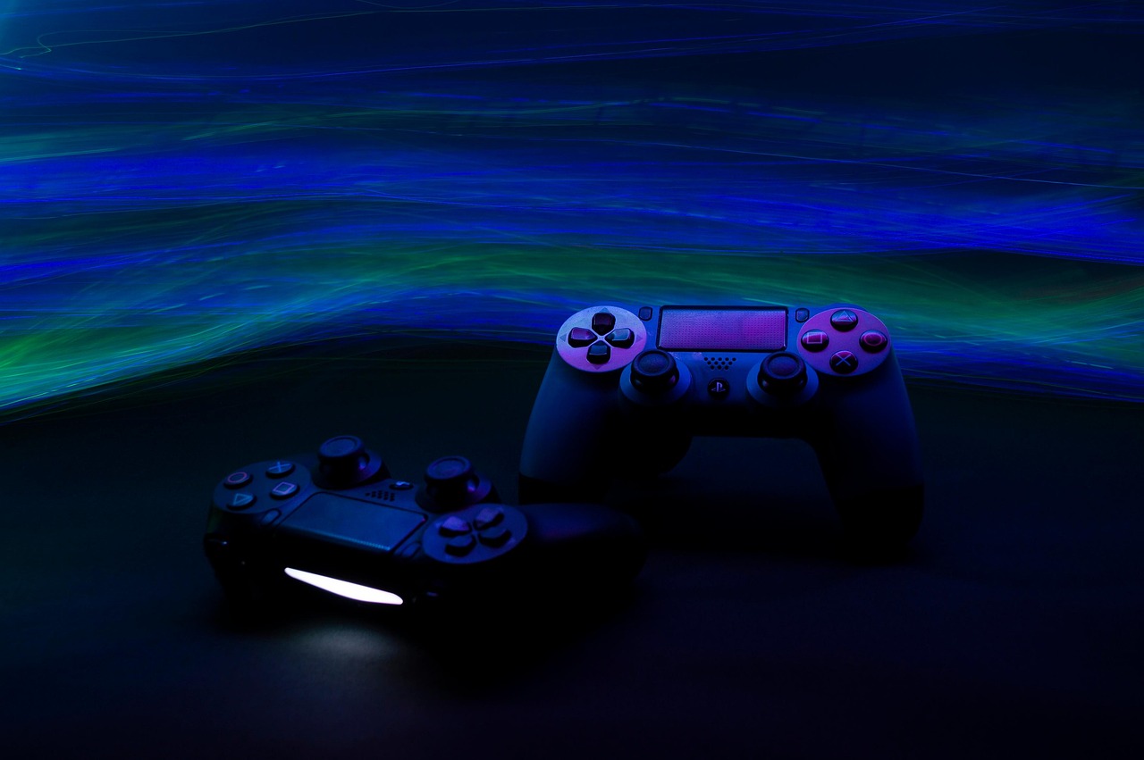 Iemand inspecteert een tweedehands spelconsole en controller op gebreken