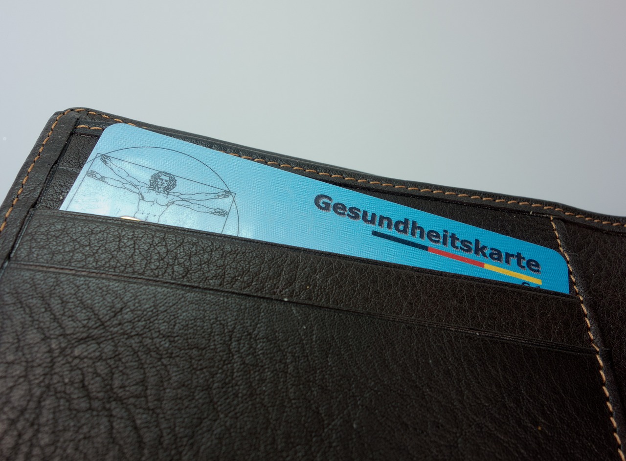 Stapel zorgverzekeringsdocumenten op een bureau met een pen ernaast